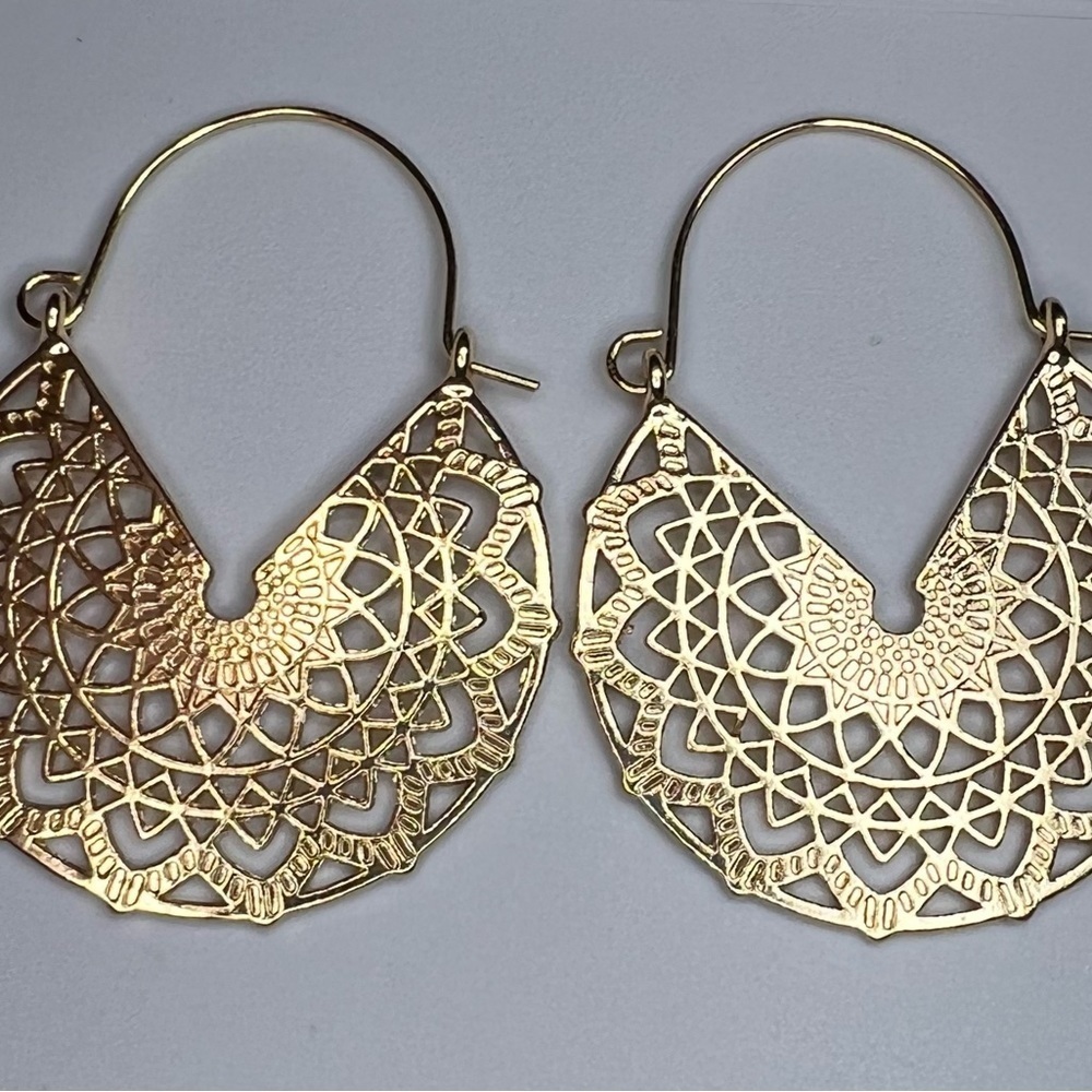 GOLD FILIGREE MANDALA EARRINGS LIGHTWEIGHT - Picture 3 of 4